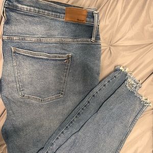 Madewell medium wash denim in 10” hi-rise skinny with frayed hem. Size 37.